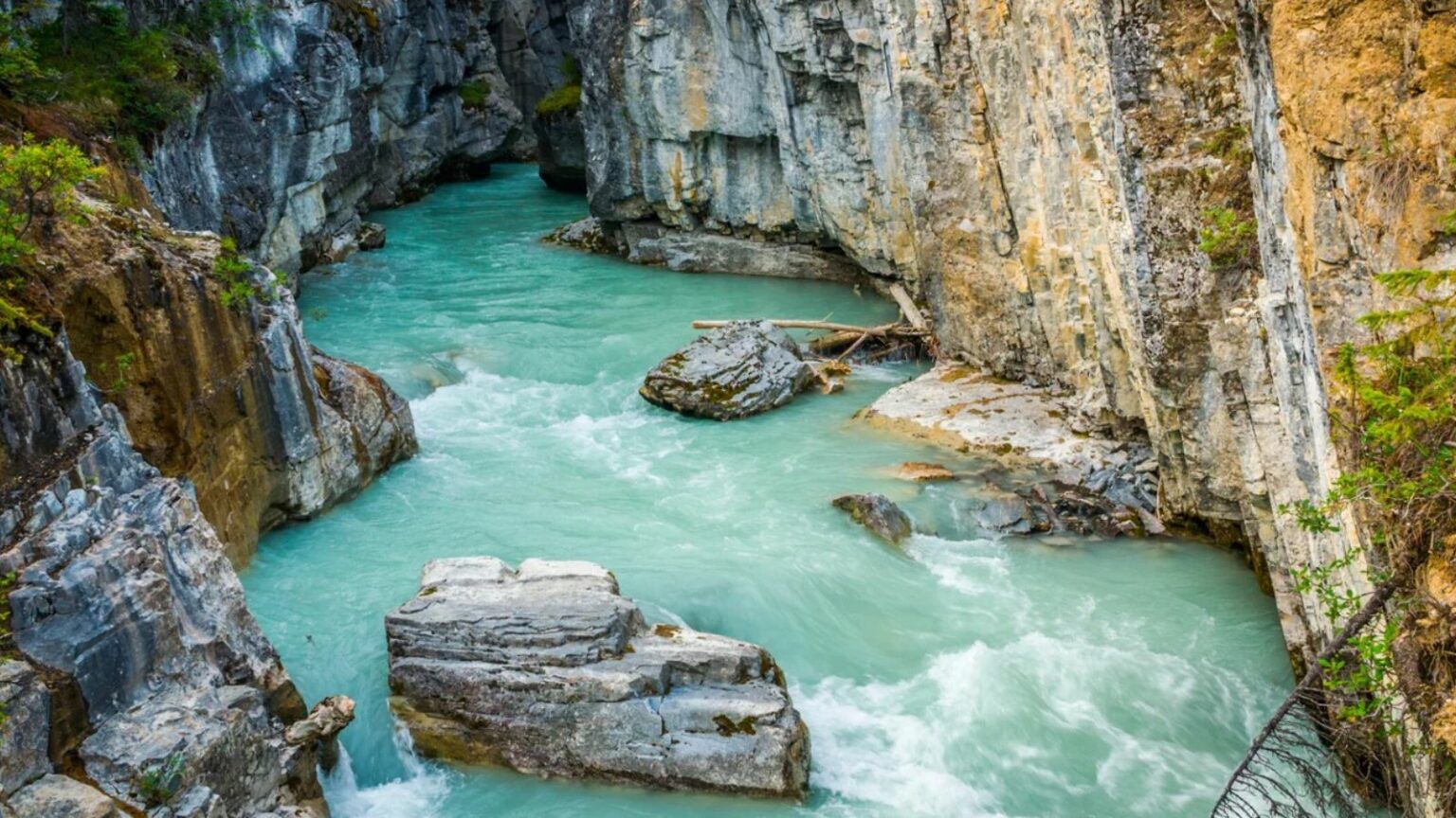 21 Beautiful Natural Wonders in Canada Most Tourists Miss - Trendonomist